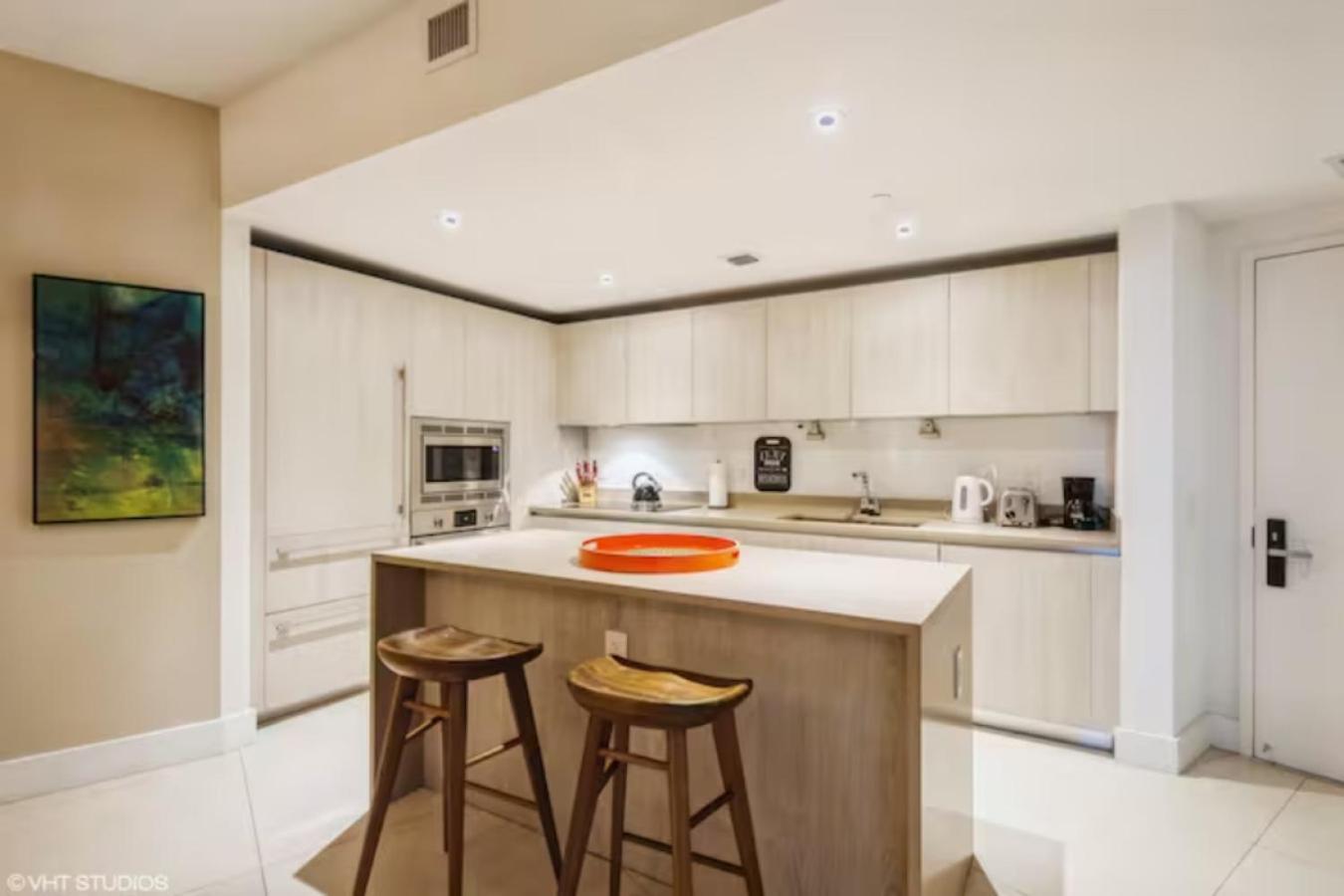Lyfe Building - Private Apts Over The Appartement *